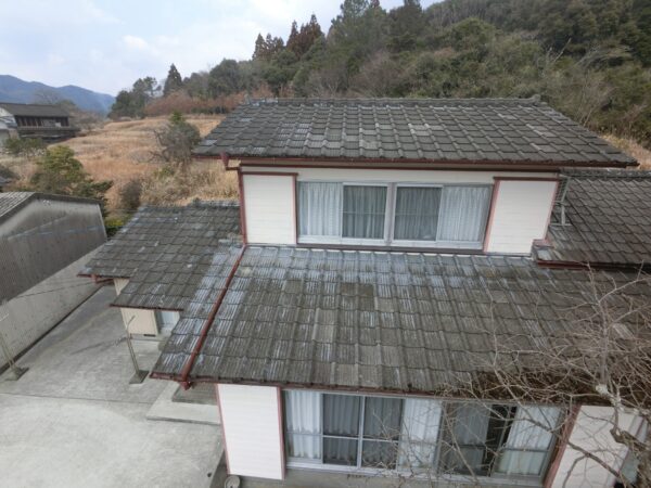 熊本市にて雨漏り修理〈セメント瓦から陶器瓦へ葺き替え工事〉の施工前写真